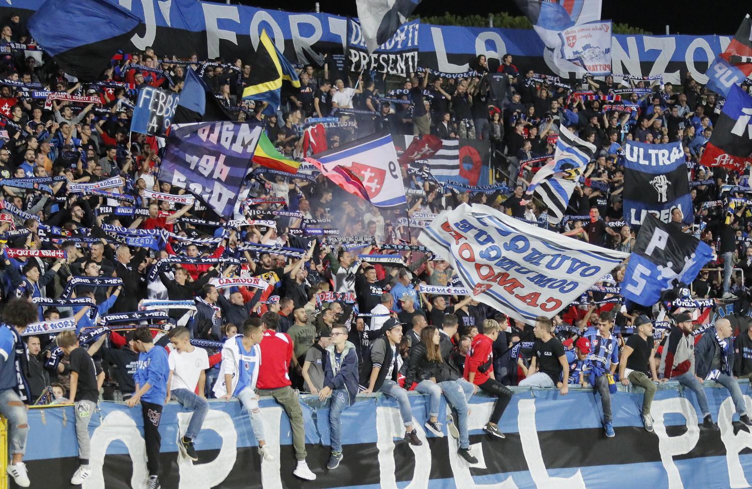 Pisa-Livorno, l'appello dei gruppi della Nord: "Corrado, accompagna il sindaco fuori dalla curva" 