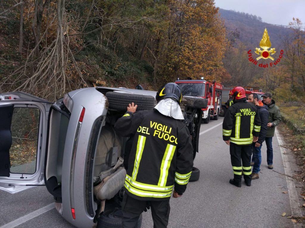 L'intervento dei vigili del fuoco sulla via dlela Collina Vecchia