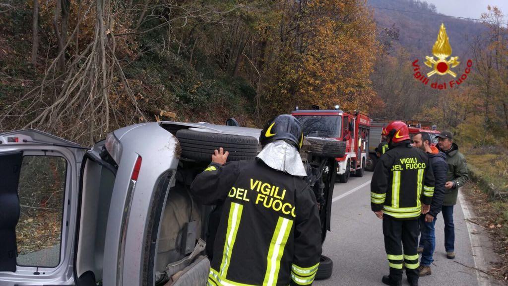 L'intervento dei vigili del fuoco sulla via dlela Collina Vecchia
