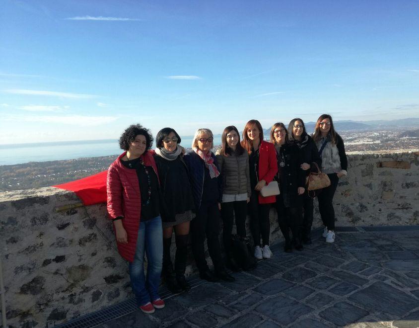 Un drappo rosso al Castello contro la violenza sulle donne