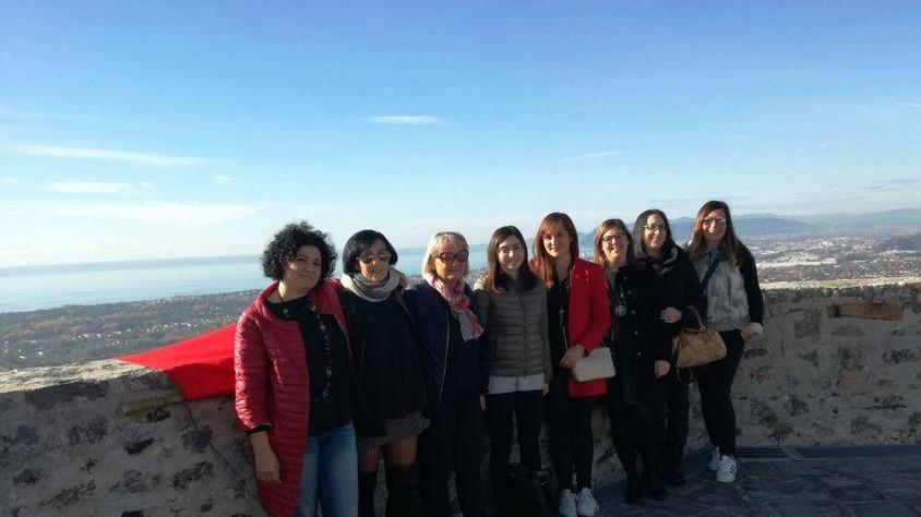 Un drappo rosso al Castello contro la violenza sulle donne