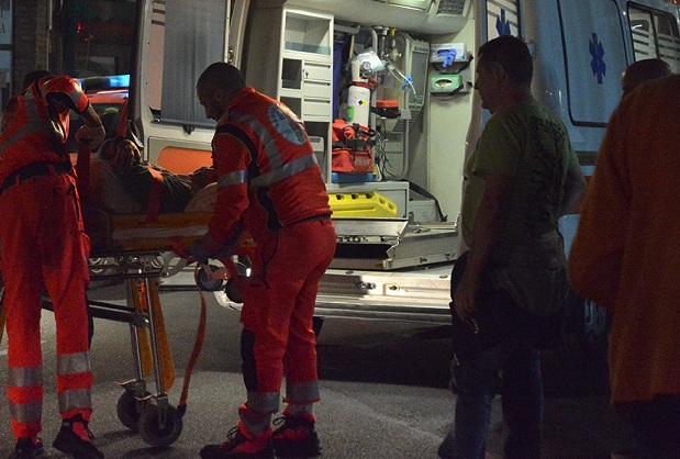 Scontro fra una Yamaha e una Mercedes, motociclista gravissimo 