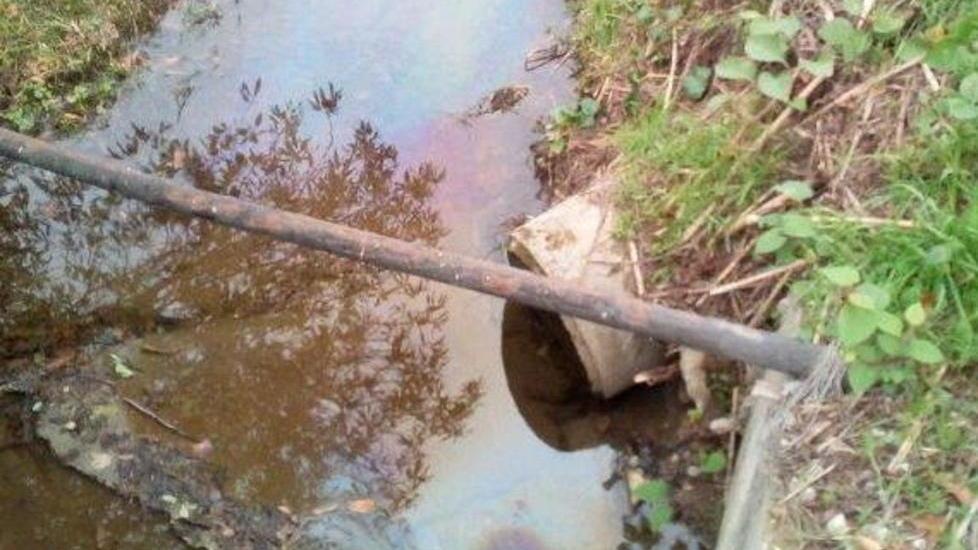 Sversamento di idrocarburi nel rio