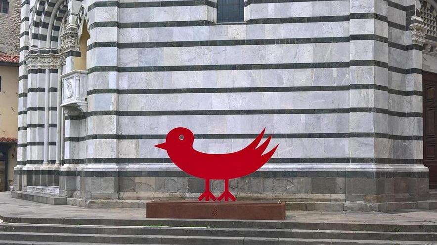 Le sculture rosse di Giuliano Tomaino invadono il centro