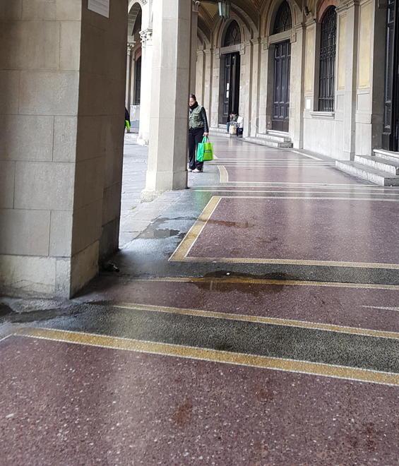 Latrine a cielo aperto sotto i loggiati di piazza Vittorio Emanuele II
