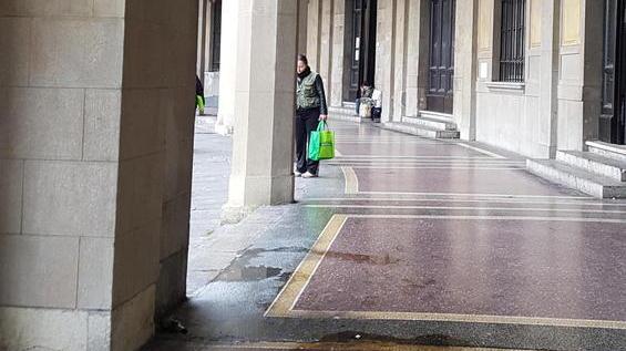 Latrine a cielo aperto sotto i loggiati di piazza Vittorio Emanuele II