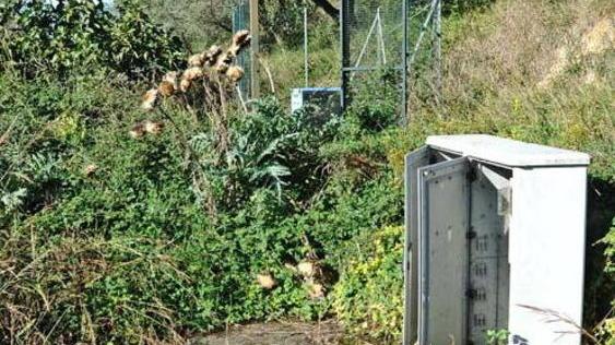 Il fango e l’acqua da 17 anni invadono la sua proprietà