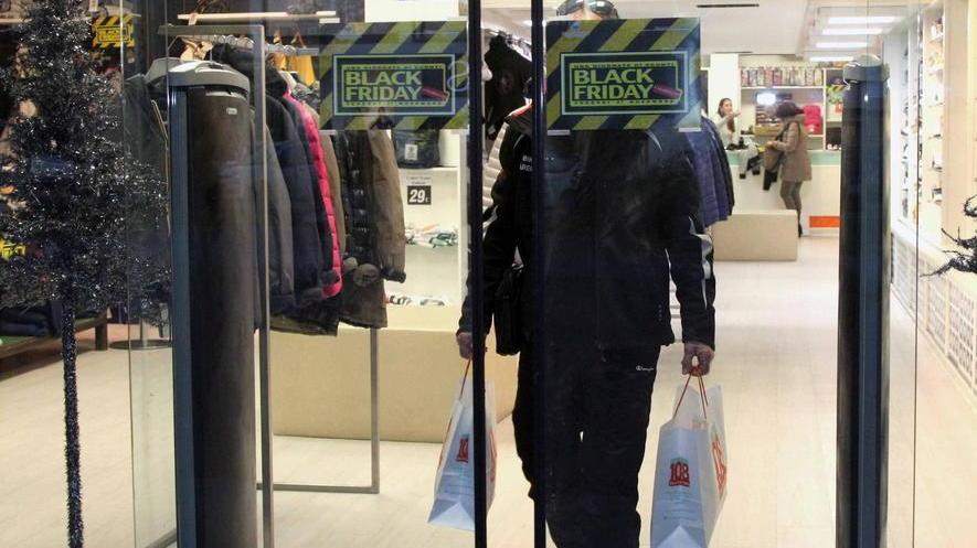Tre giorni di sconti fino al 50% in oltre sessanta negozi - Video