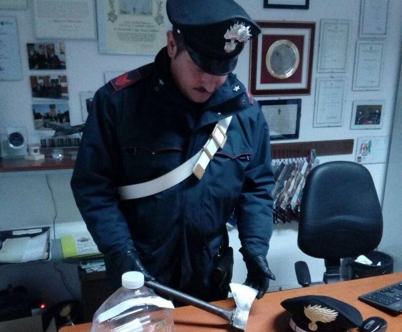 Calci e pugni a carabinieri Un giovane finisce in cella 