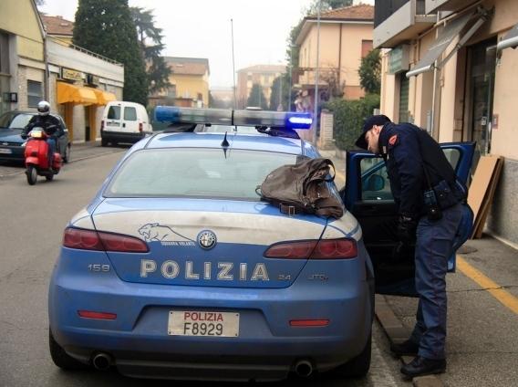 Modena, pugni in faccia e poi la rapina della borsa 