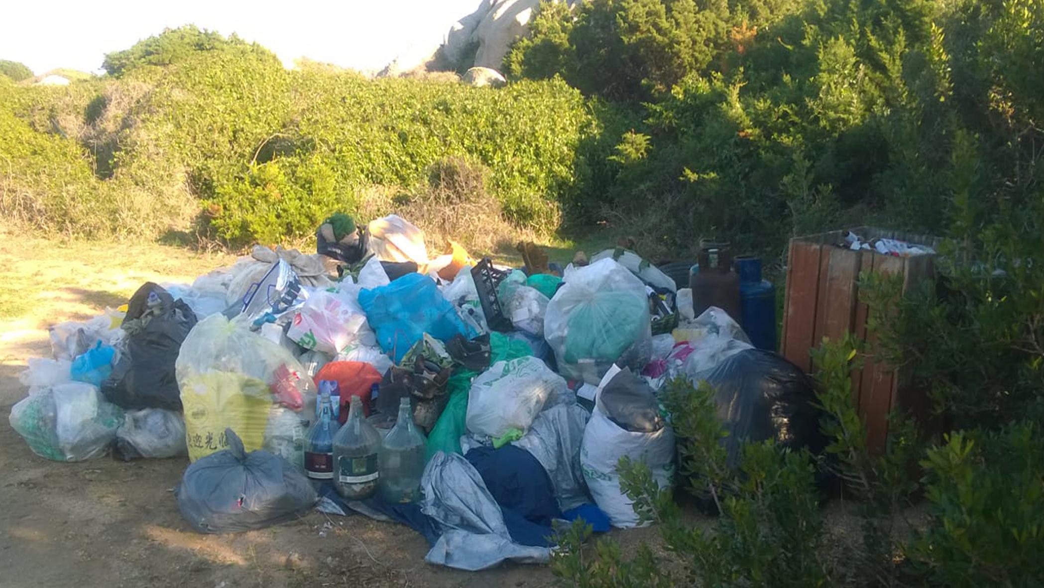 Rifiuti abbandonati a Capo Testa