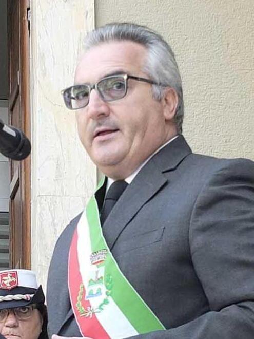 Cancelli e scalinate via al restyling dei cimiteri comunali 