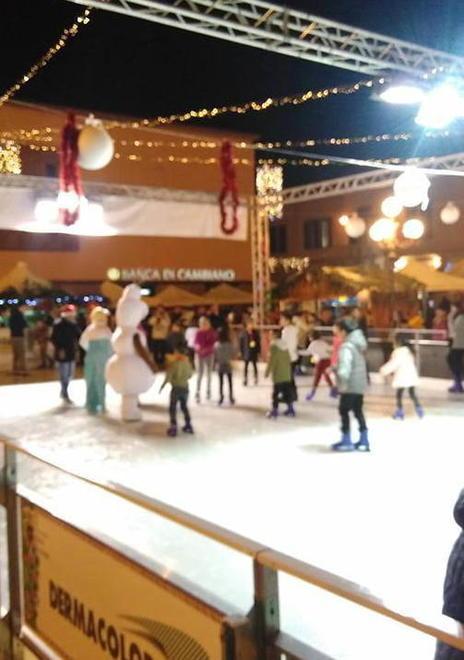 Una pista di pattinaggio in piazza Umberto a Lido 