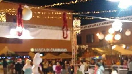 Una pista di pattinaggio in piazza Umberto a Lido