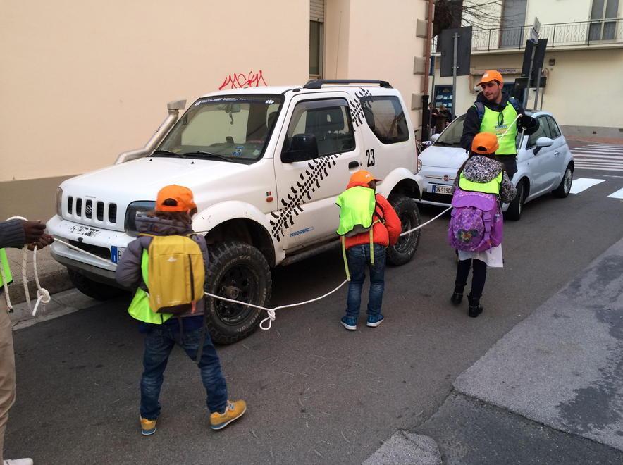 Partito il Pedibus i piccoli passeggiano per andare a scuola 