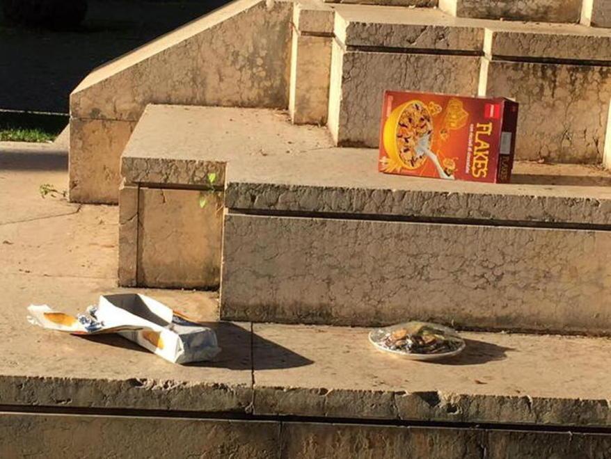 Resti di un bivacco in piazza Veneto 
