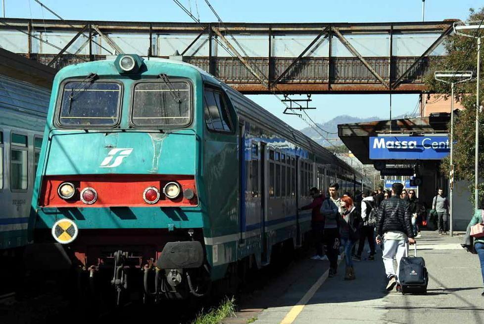 Passeggera senza il biglietto blocca il treno dei pendolari