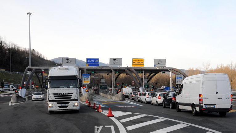 Viaggiano su auto rubata, uno dei tre riesce a fuggire