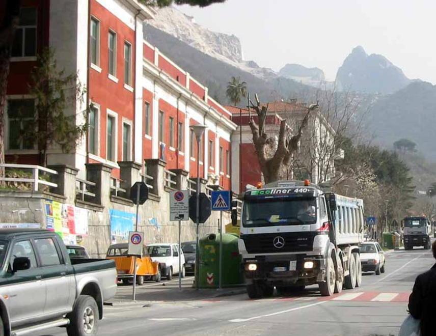 Camion a velocità folle tra i bambini 