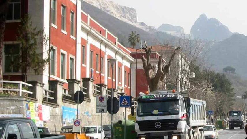 Camion a velocità folle tra i bambini