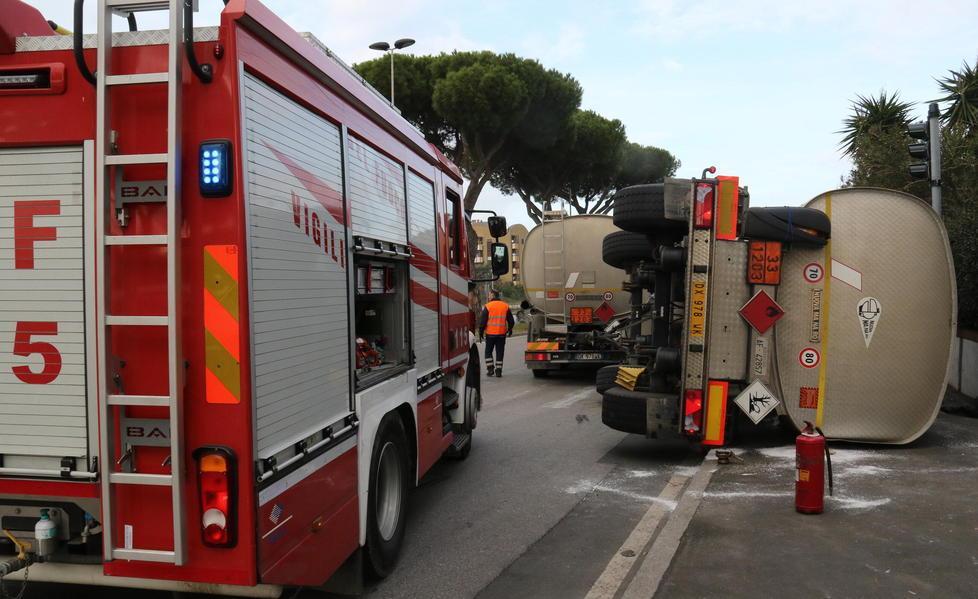 Cisterna si ribalta in via Mastacchi 