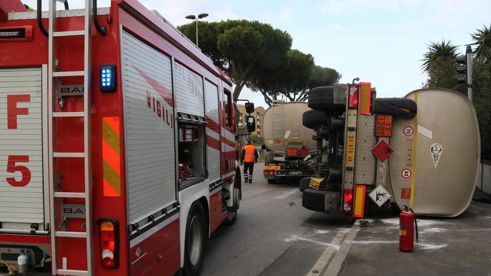 Cisterna si ribalta in via Mastacchi