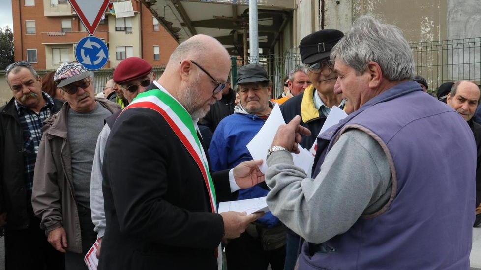 Inaugurazione e contestazione in via Magri