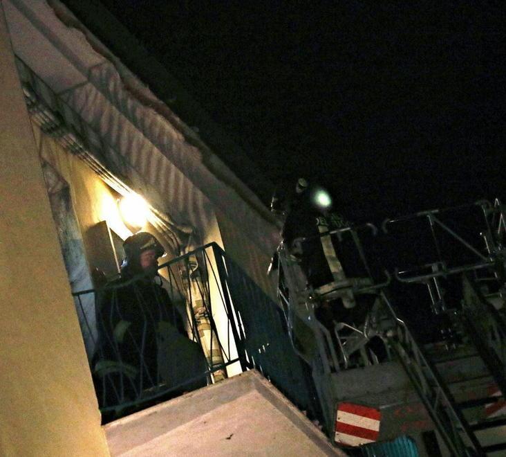 Cornicione crollato in via Baciocchi, una testimone: «Boato enorme» 