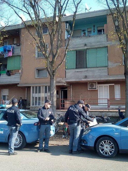 Blitz della polizia al “casermone” 