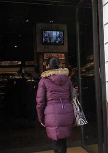 Negozi con la porta aperta: scatta la multa