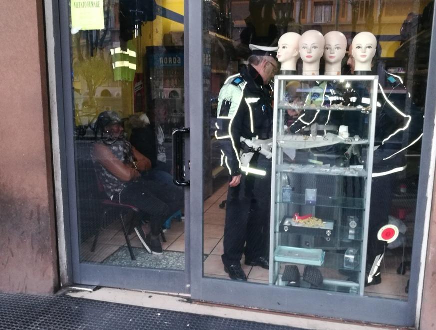Blitz dei vigili in viale Crispi: fioccano sequestri e sanzioni