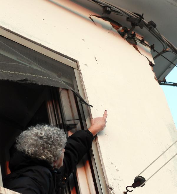 Casa rotta da agosto, colpa dei cavi 