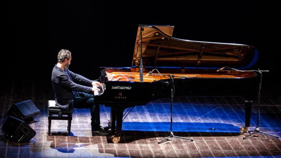 Le note di un piano al buio per dare luce a chi non l’ha