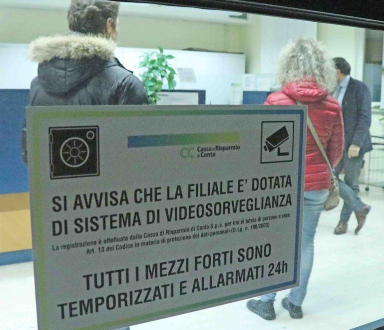 Tentano il colpo in banca ma trovano la cassa chiusa 