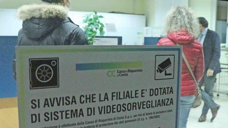 Tentano il colpo in banca ma trovano la cassa chiusa