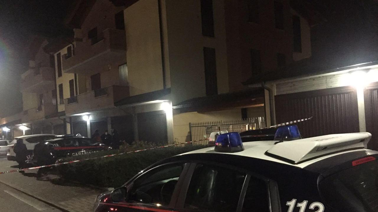 Le auto dei carabinieri davanti alla casa di Villanova di Reggiolo dove è stato ucciso Francesco Citro, 31 anni
