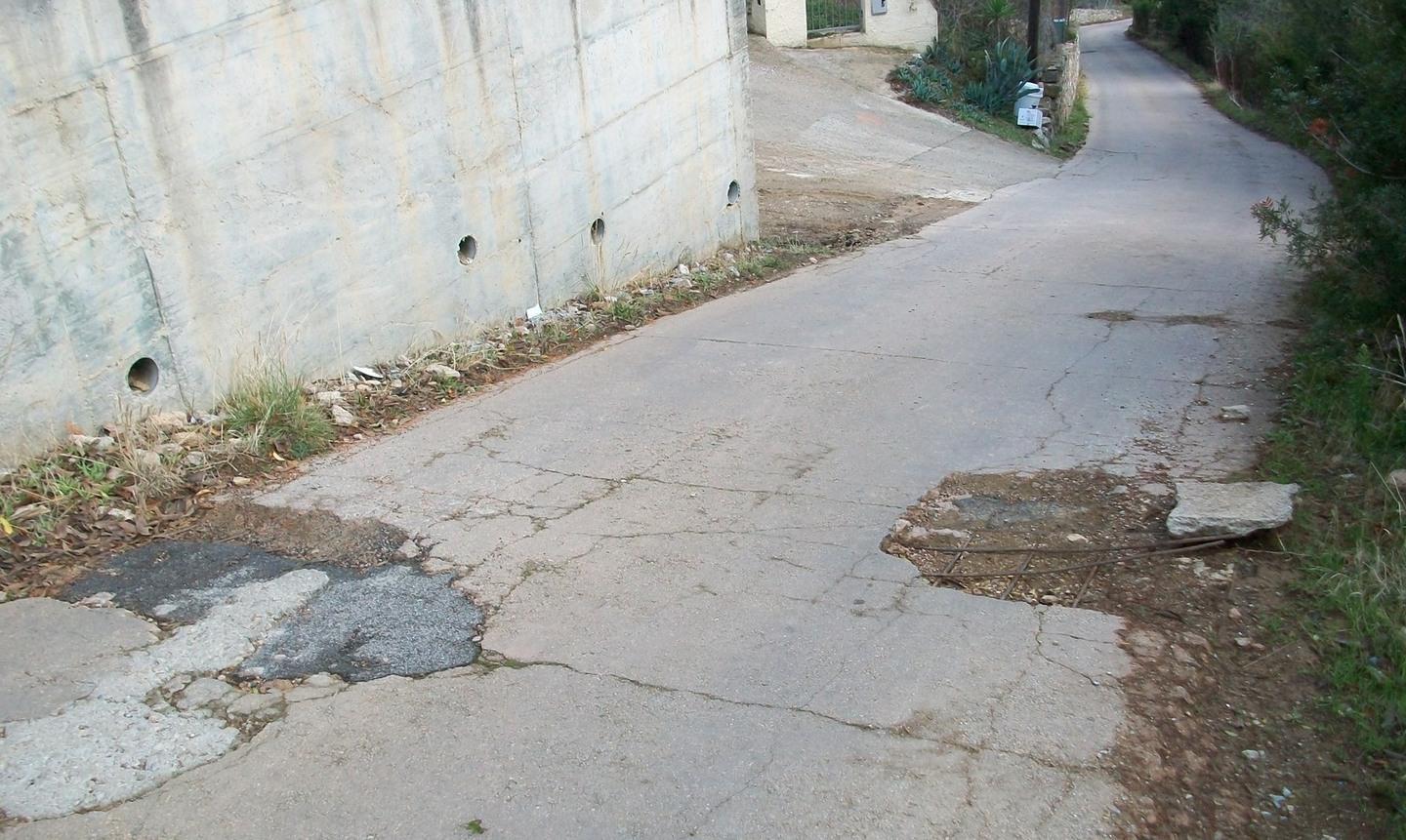 Due buche pericolose in via Basoli