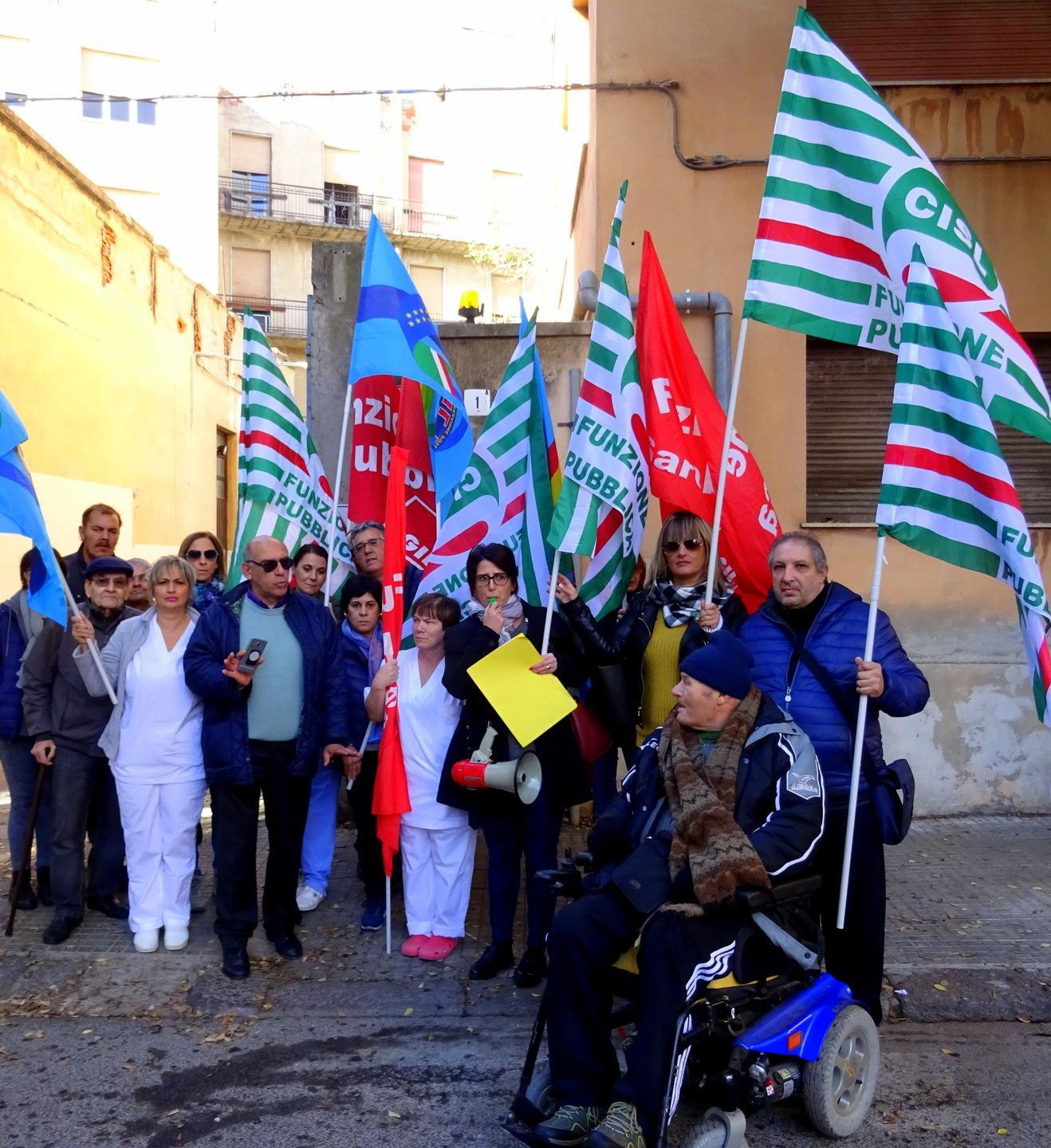 Quattro mesi senza stipendio sit in alla Divina Provvidenza