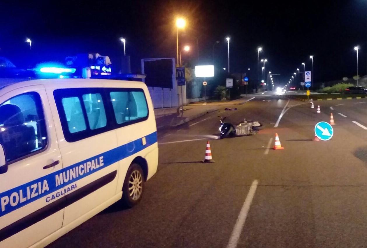Prende in pieno la rotatoria e fa un volo di 35 metri, gravissimo un motociclista