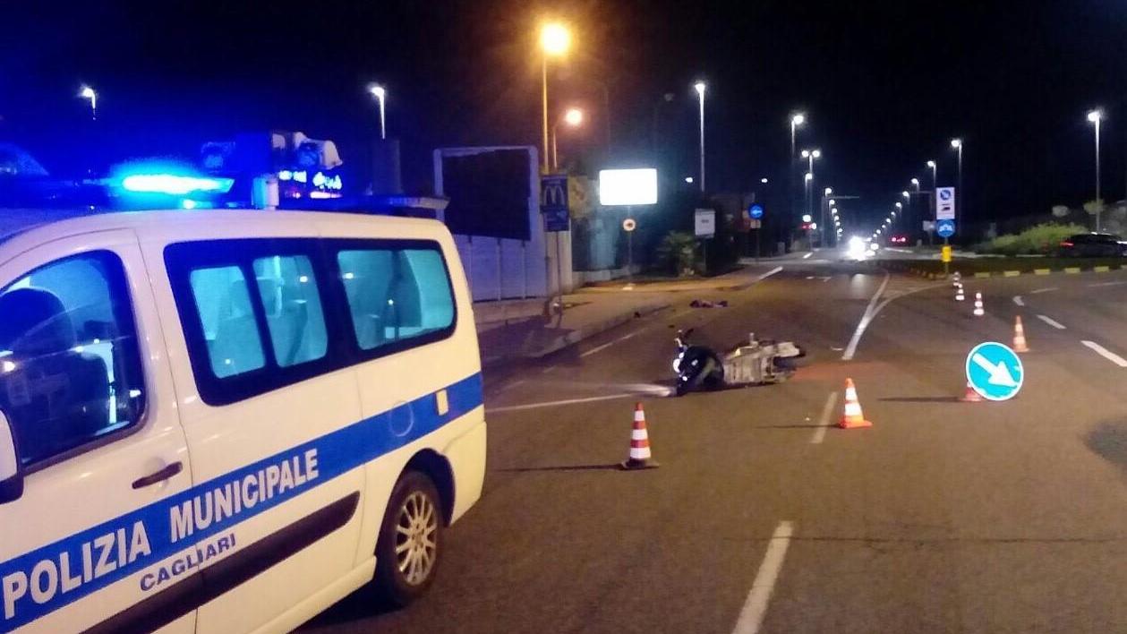 Prende in pieno la rotatoria e fa un volo di 35 metri, gravissimo un motociclista