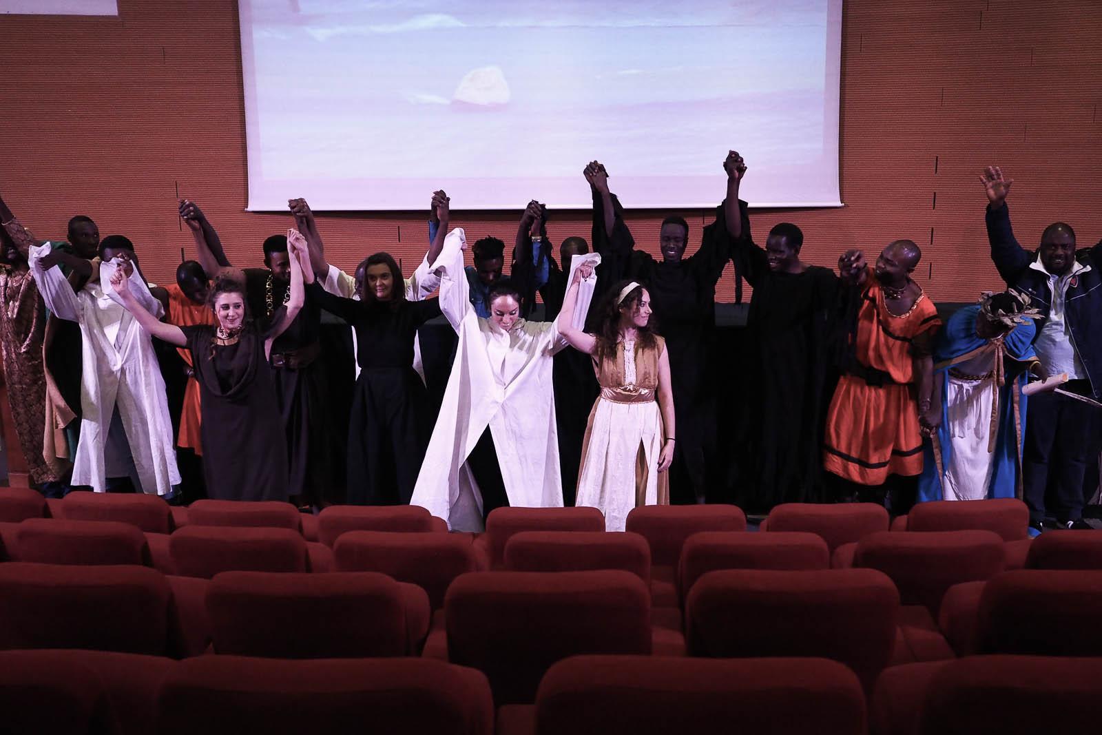 La compagnia teatrale dei richiedenti asilo del cas di Montemurlo