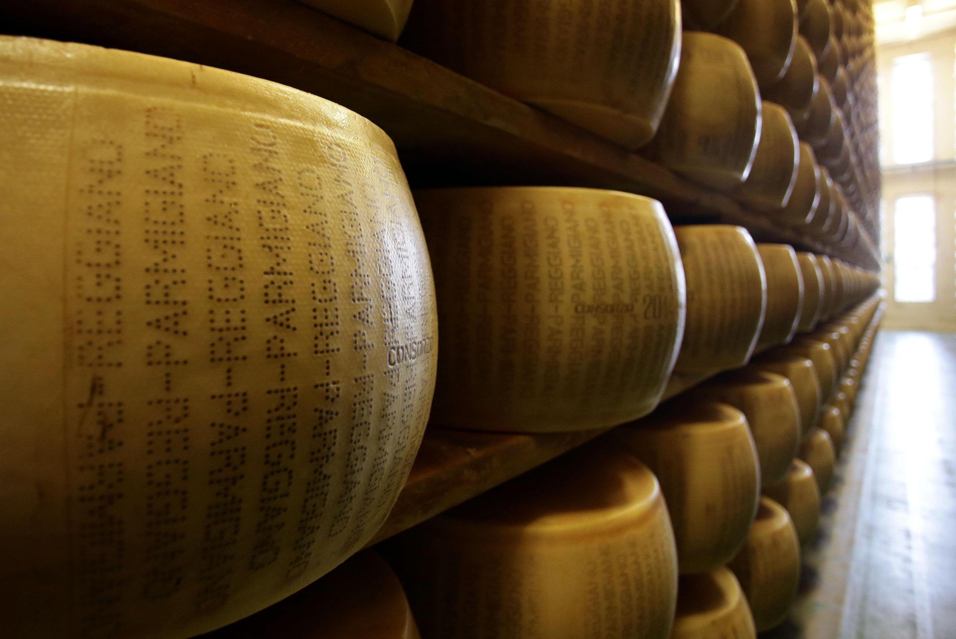 Formigine, la banda del parmigiano porta via 250 forme al caseificio