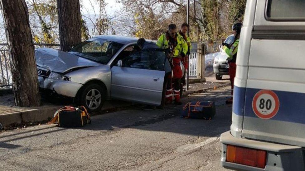 Scontro con lo scuolabus: paura a Zocca e due feriti