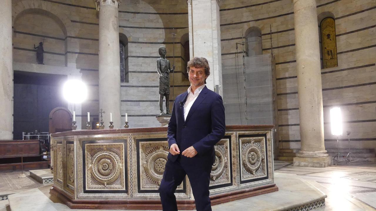 Un momento delle riprese all’interno del Battistero