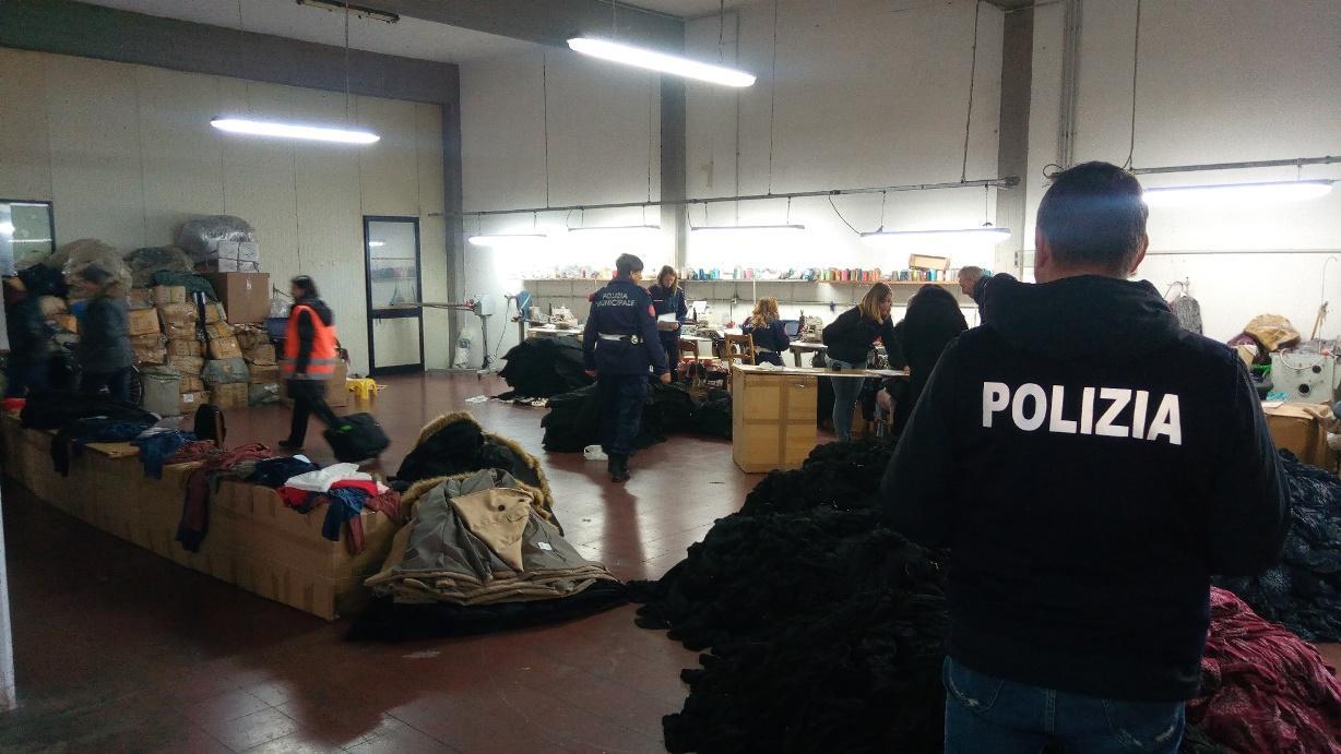 I controlli della Squadra interforze in una confezione cinese