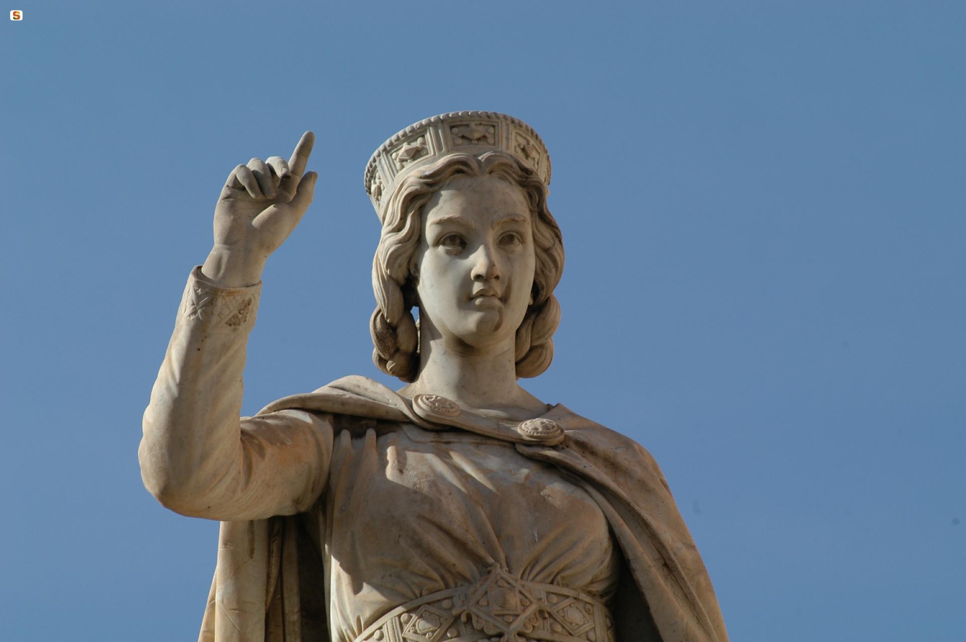 La statua di Eleonora d'Arborea a Oristano