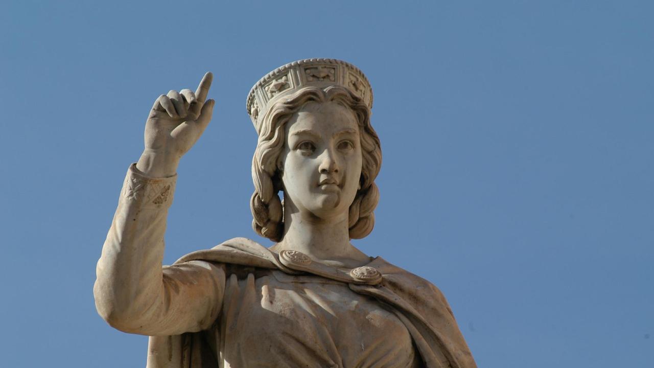 La statua di Eleonora d'Arborea a Oristano