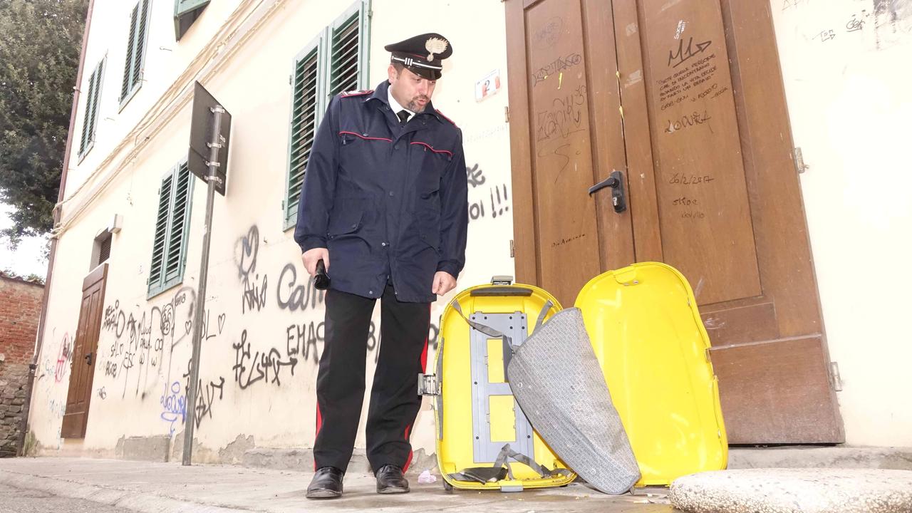 Allarme bomba in centro a Pistoia per una valigia abbandonata: ma dentro non c'era nulla - Video
