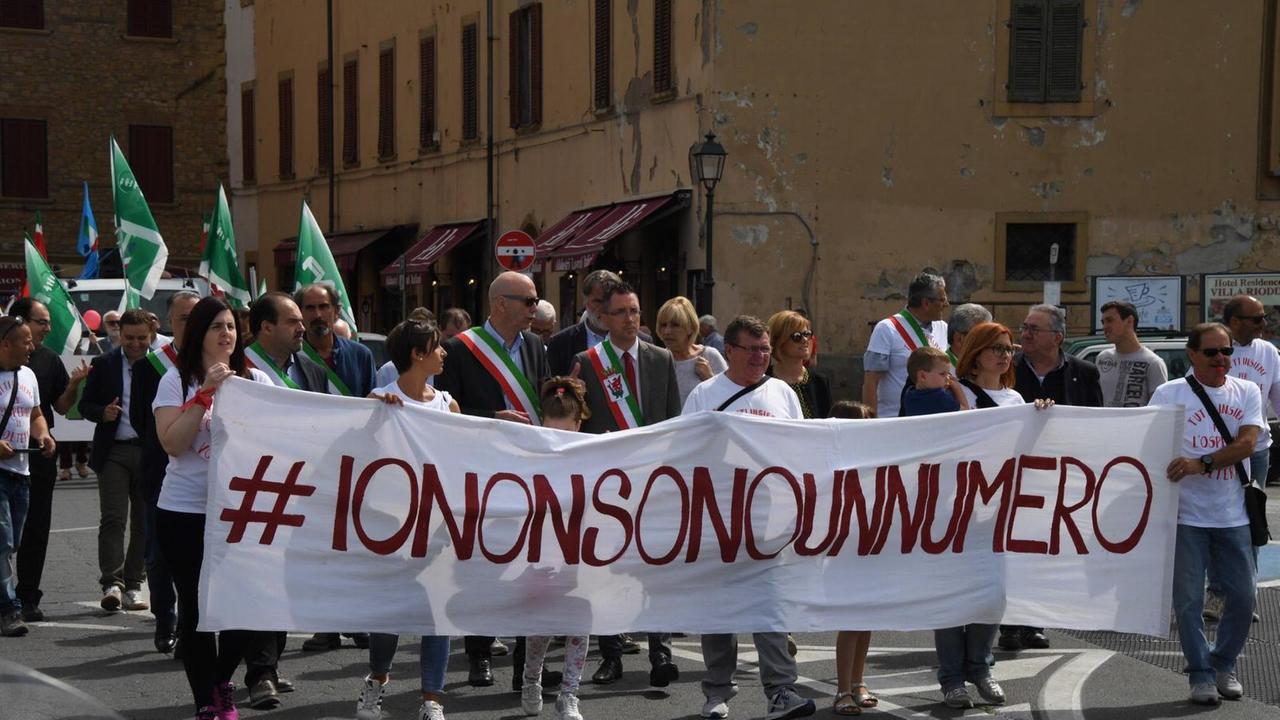 Sindaci durante la manifestazione in difesa dell’ospedale (Foto Franco Silvi)