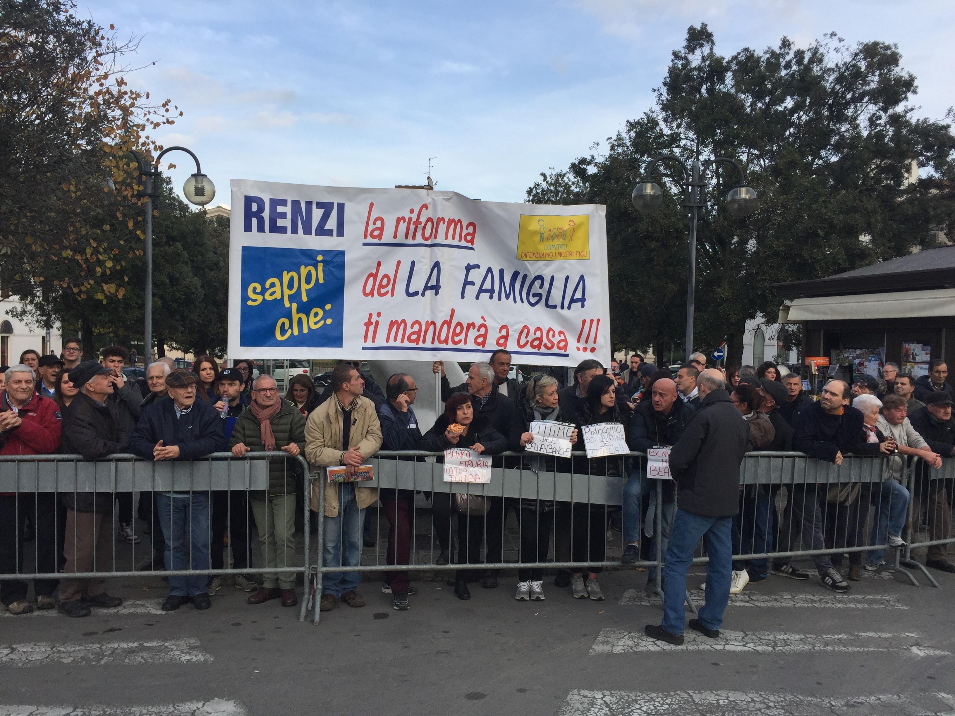 I beffati di Banca Etruria in attesa del treno di Renzi alla stazione di Montevarchi